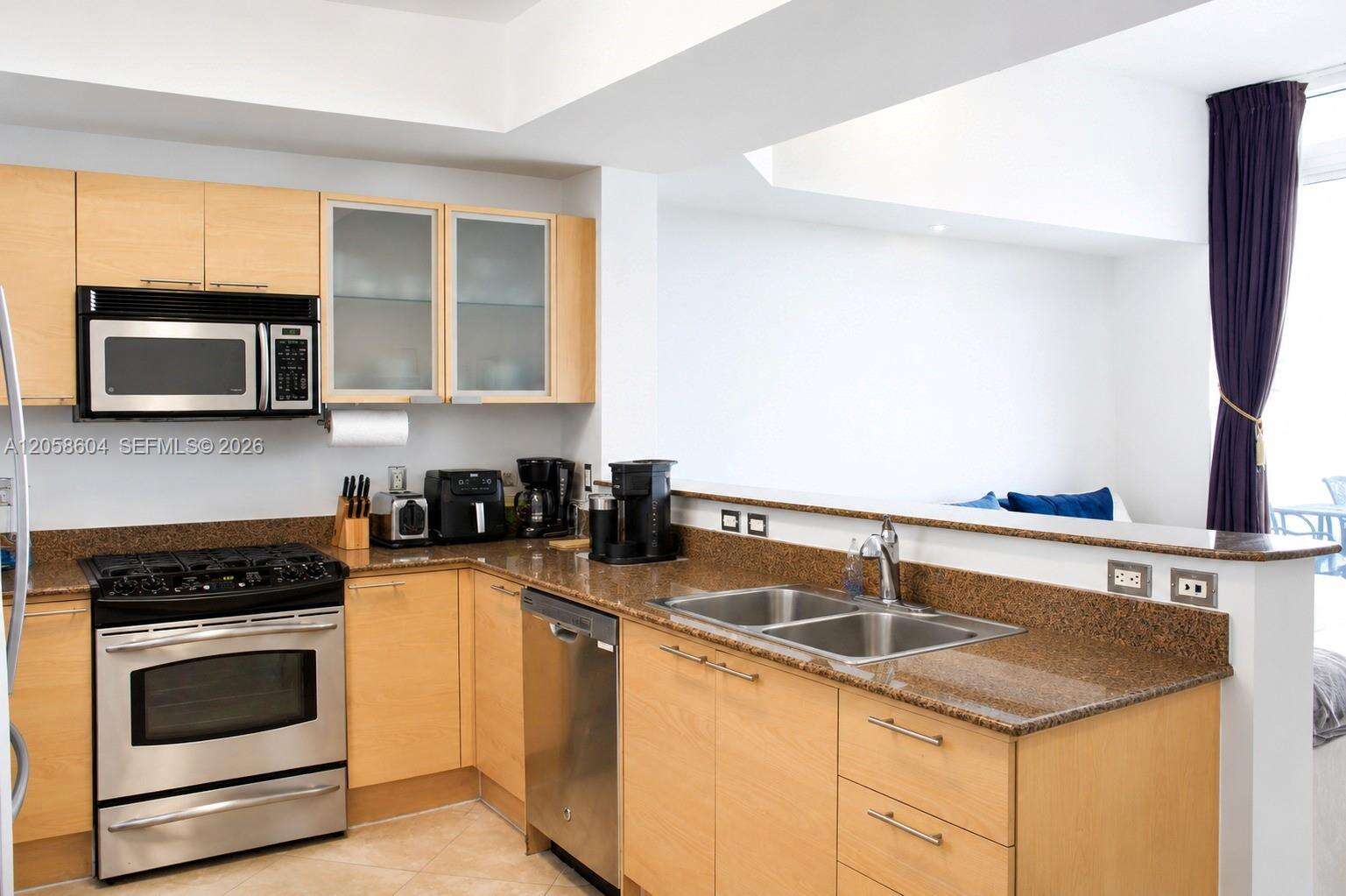 La Perla at 16699 Collins Ave, Sunny Isles Beach, FL 33160 - For Rent photo 13