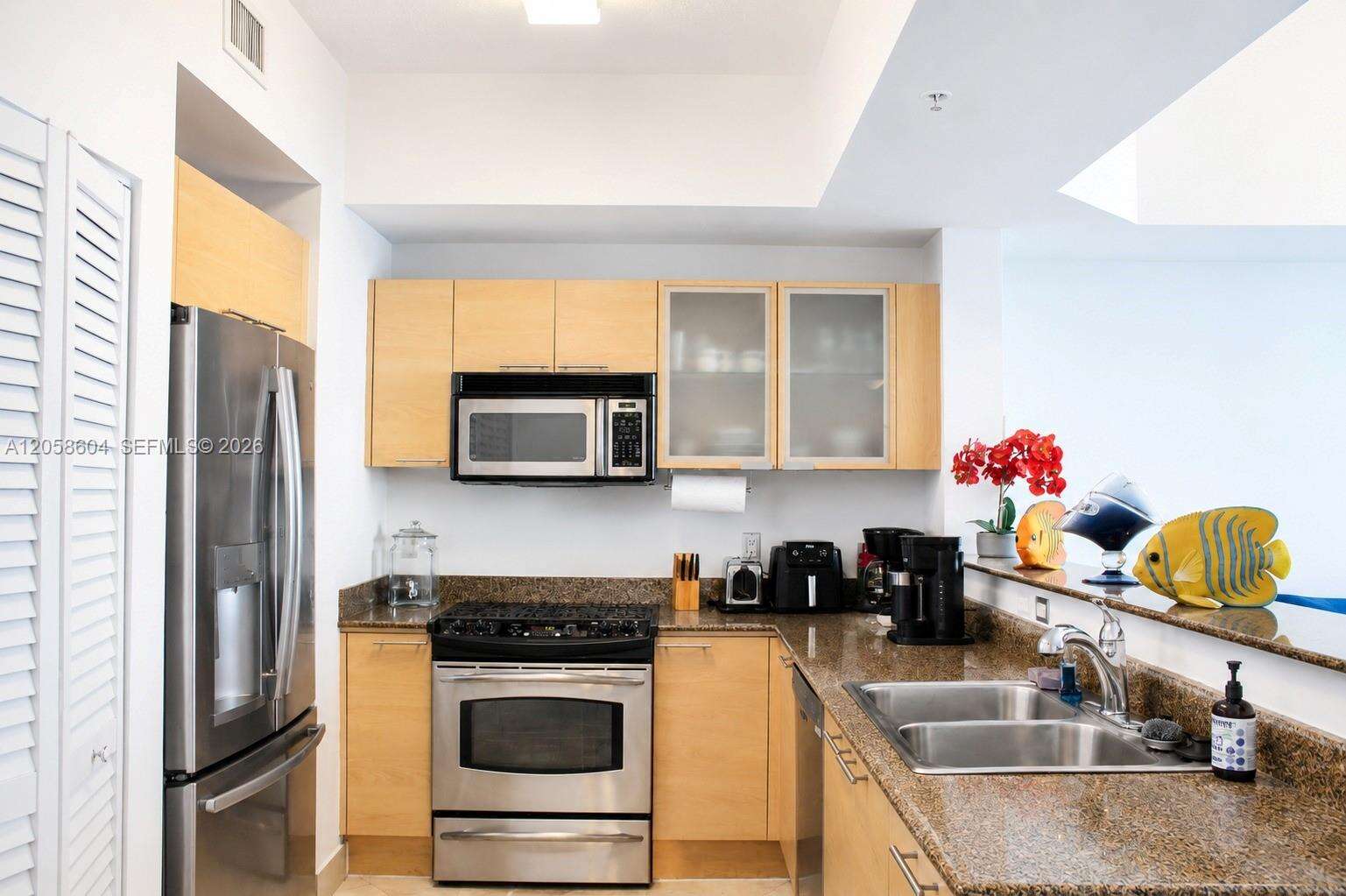 La Perla at 16699 Collins Ave, Sunny Isles Beach, FL 33160 - For Rent photo 14