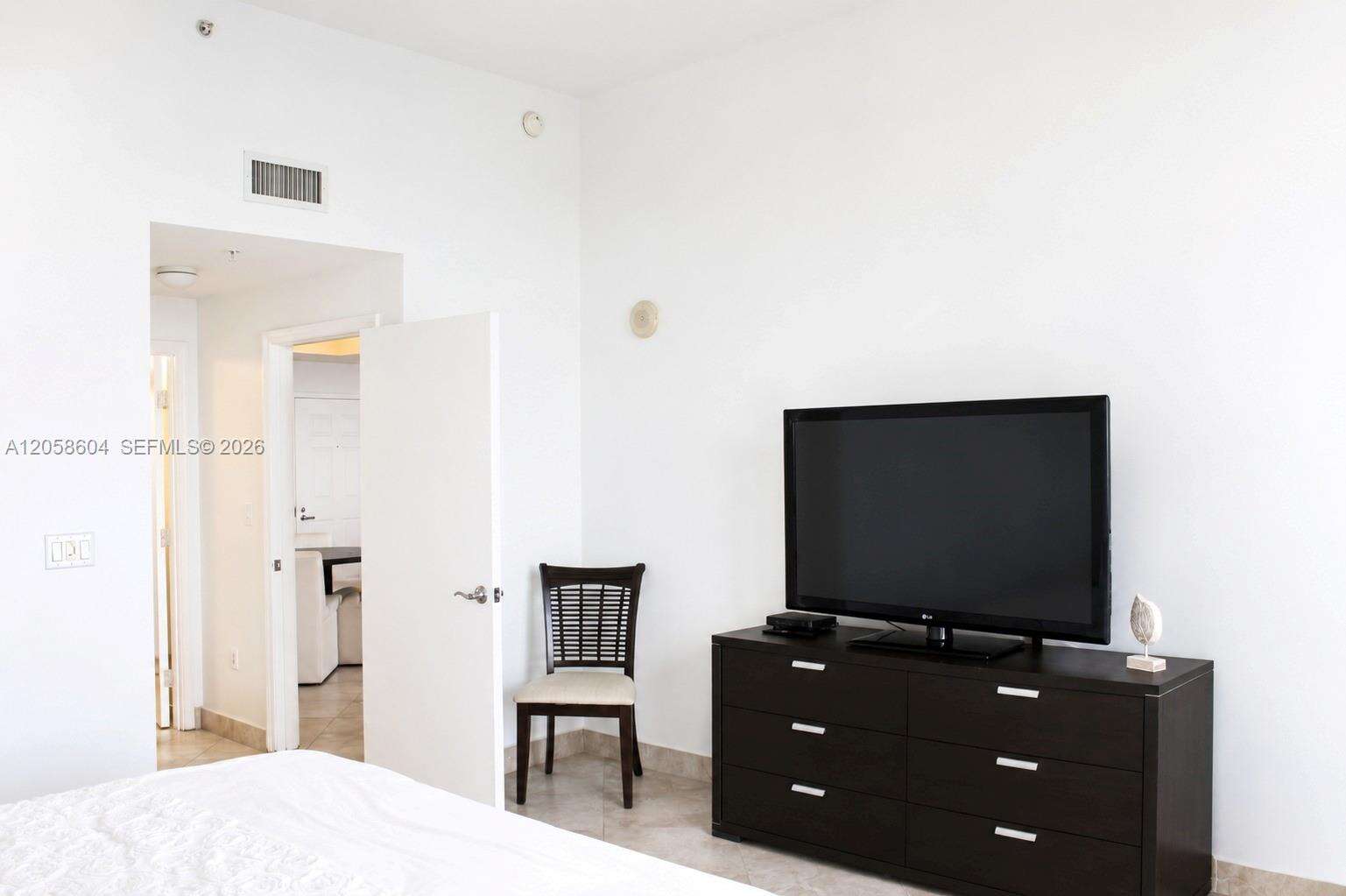 La Perla at 16699 Collins Ave, Sunny Isles Beach, FL 33160 - For Rent photo 17