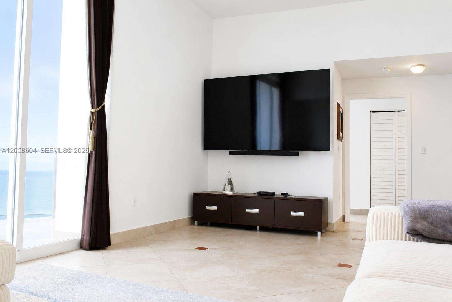 La Perla at 16699 Collins Ave, Sunny Isles Beach, FL 33160 - For Rent photo 10
