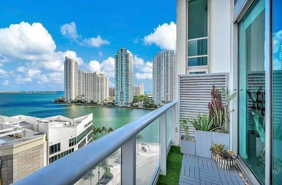 Met 1 at 300 Biscayne Blvd, Miami, FL 33131 - For Rent photo 14