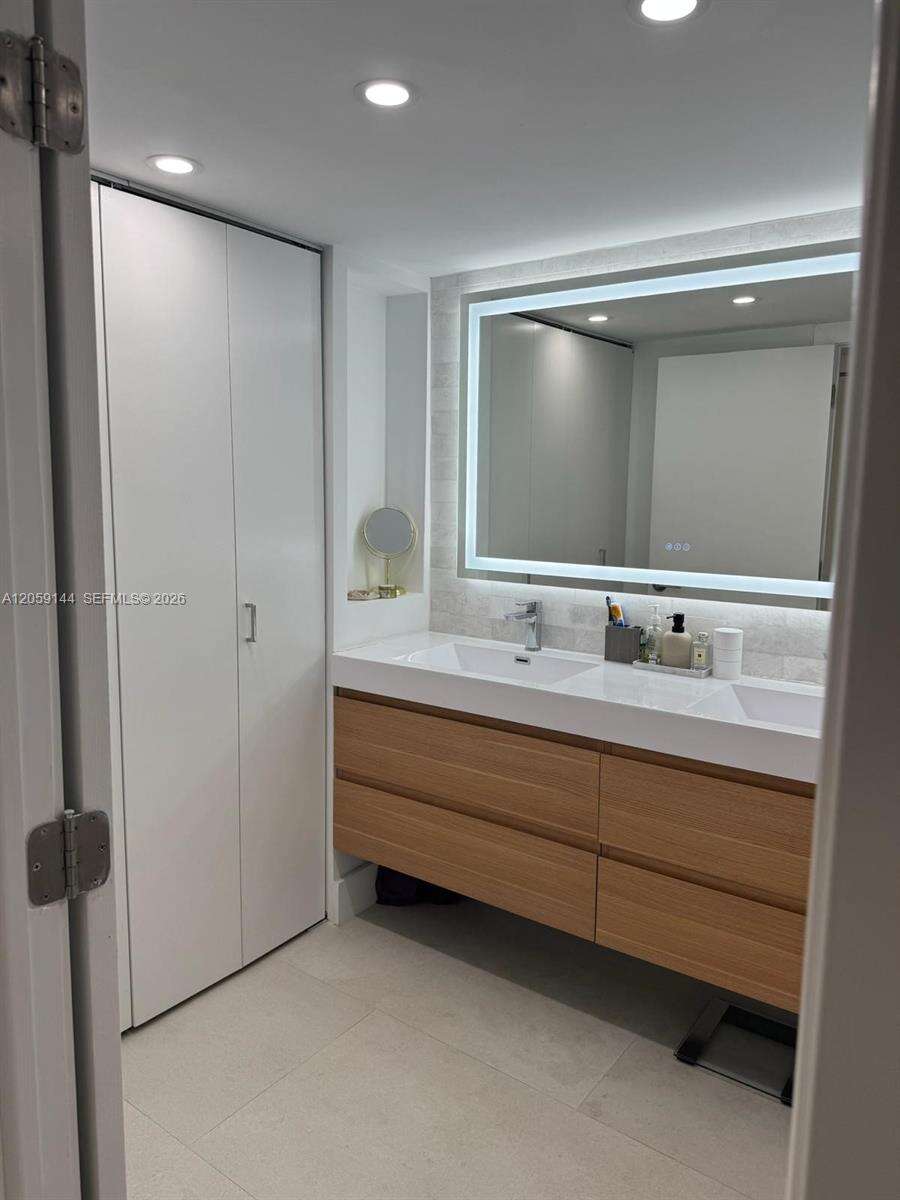 Brickell Bay Club at 2333 Brickell Ave, Miami, FL 33129 - For Rent photo 9