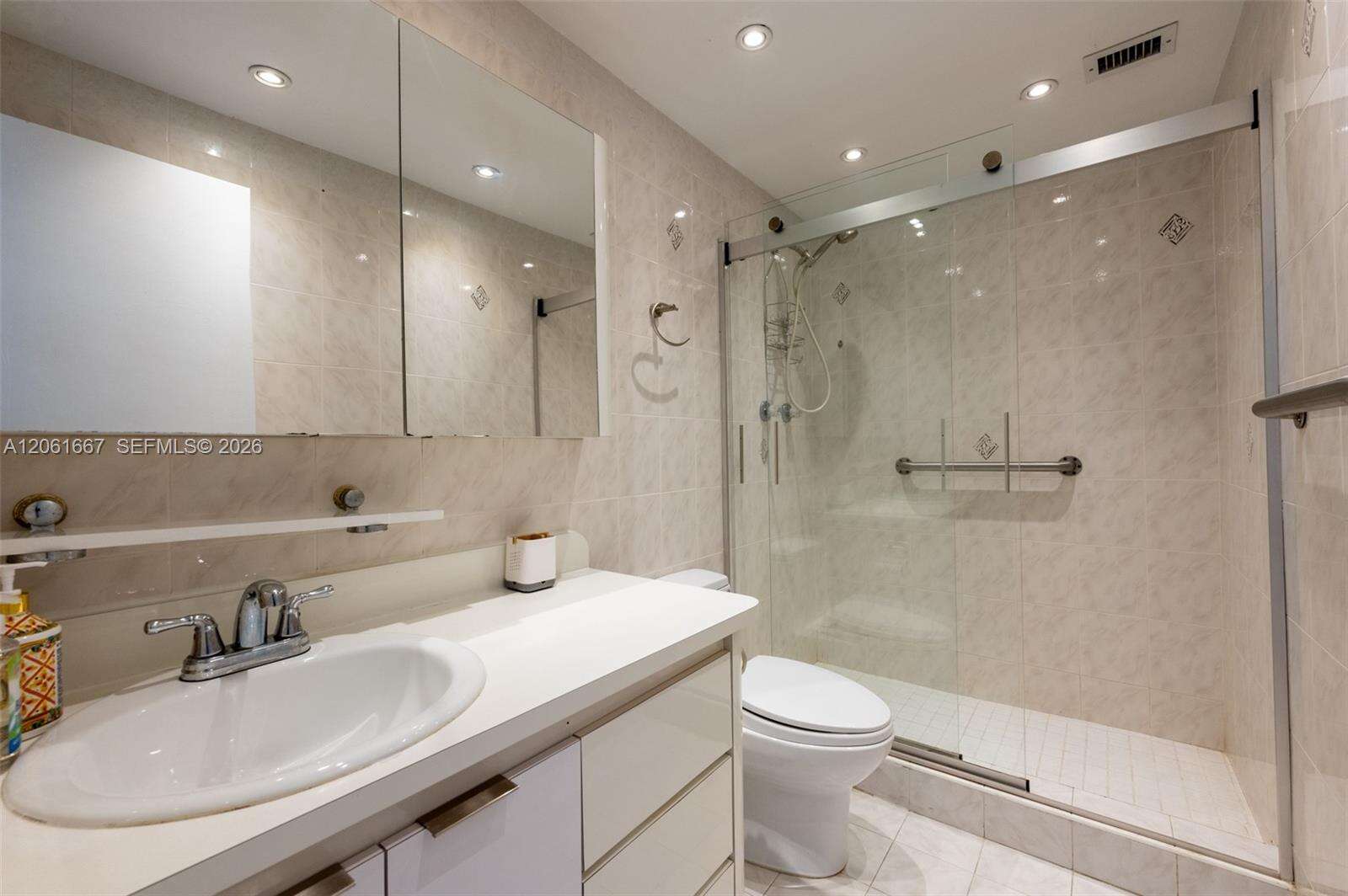 The Carriage Club North at 5005 Collins Ave, Miami Beach, FL 33140 - For Rent photo 13