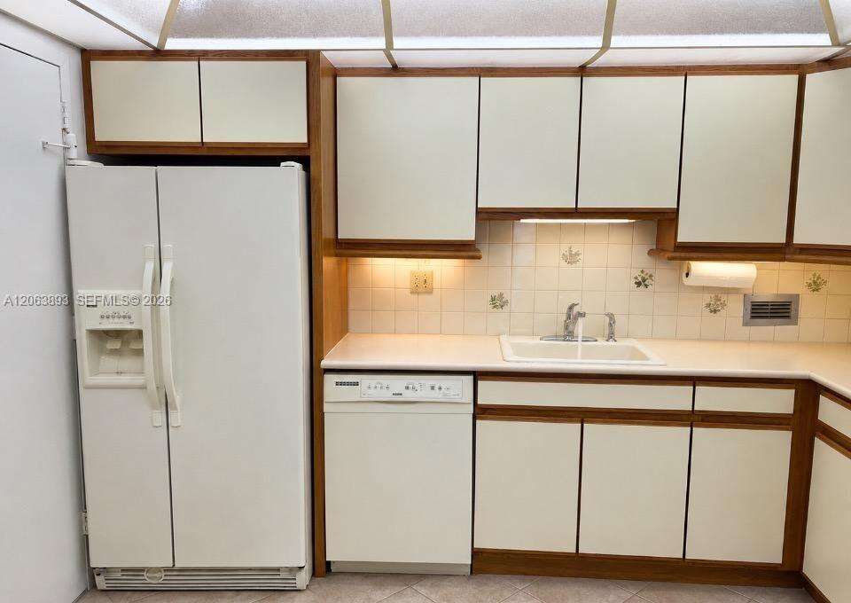 Parker Plaza at 2030 Ocean Dr, Hallandale Beach, FL 33009 - For Rent photo 13