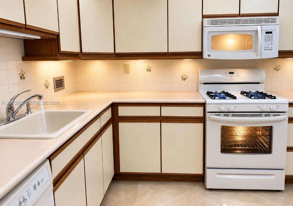 Parker Plaza at 2030 Ocean Dr, Hallandale Beach, FL 33009 - For Rent photo 14