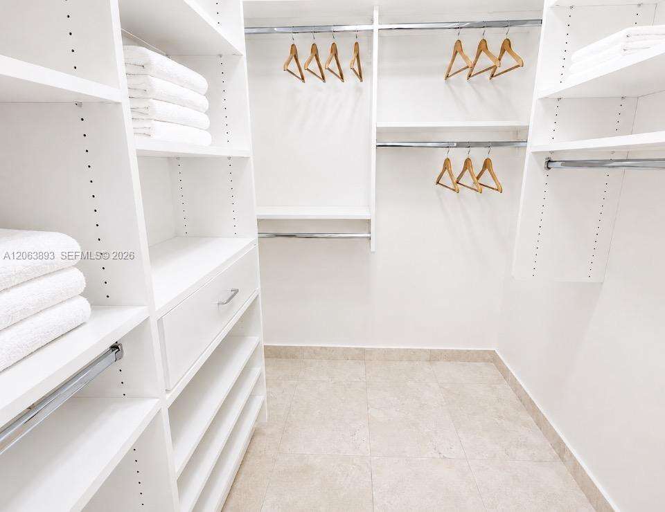 Parker Plaza at 2030 Ocean Dr, Hallandale Beach, FL 33009 - For Rent photo 24