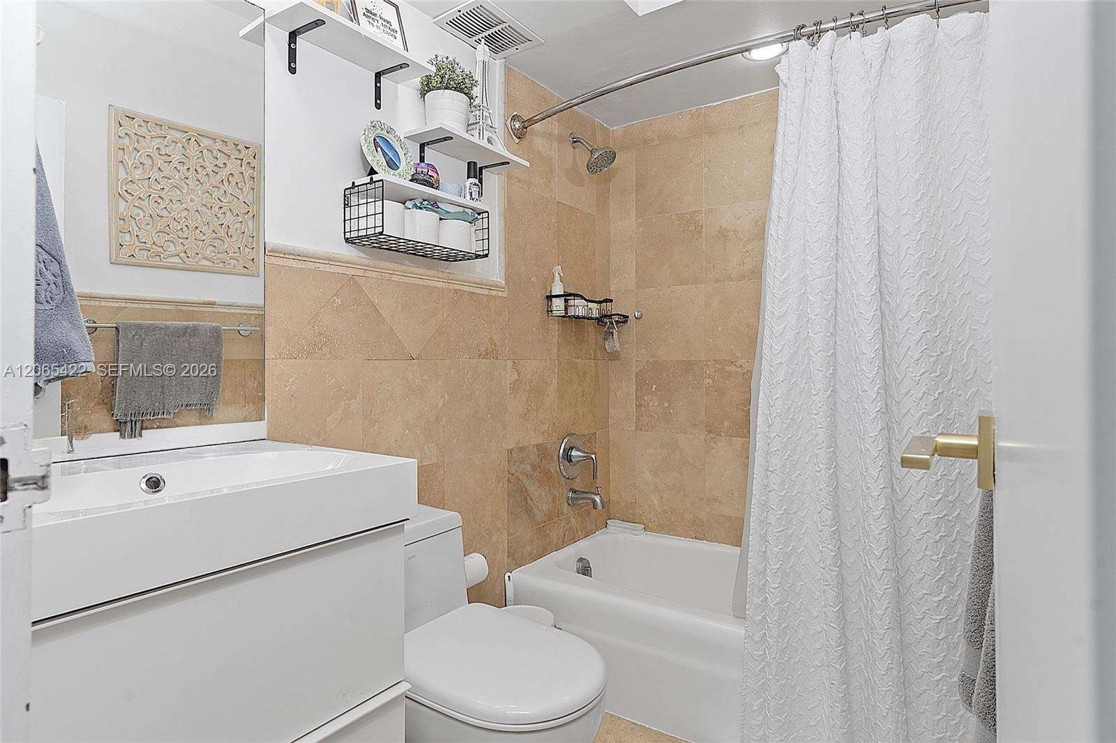 Brickell Bay Club at 2333 Brickell Ave, Miami, FL 33129 - For Rent photo 18