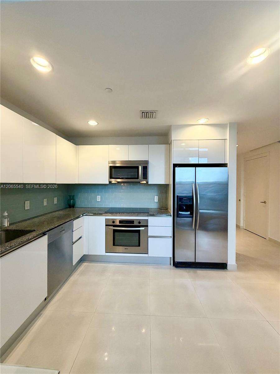 1060 Brickell at 1050 Brickell Ave, Miami, FL 33131 - For Rent photo 9