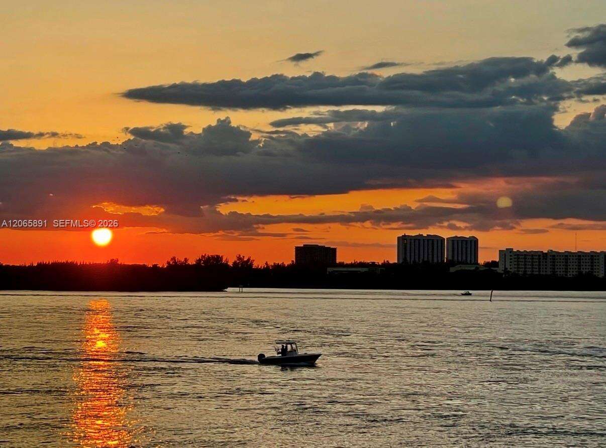 Water S Edge House Condos for Sale & Rent | Picture 1