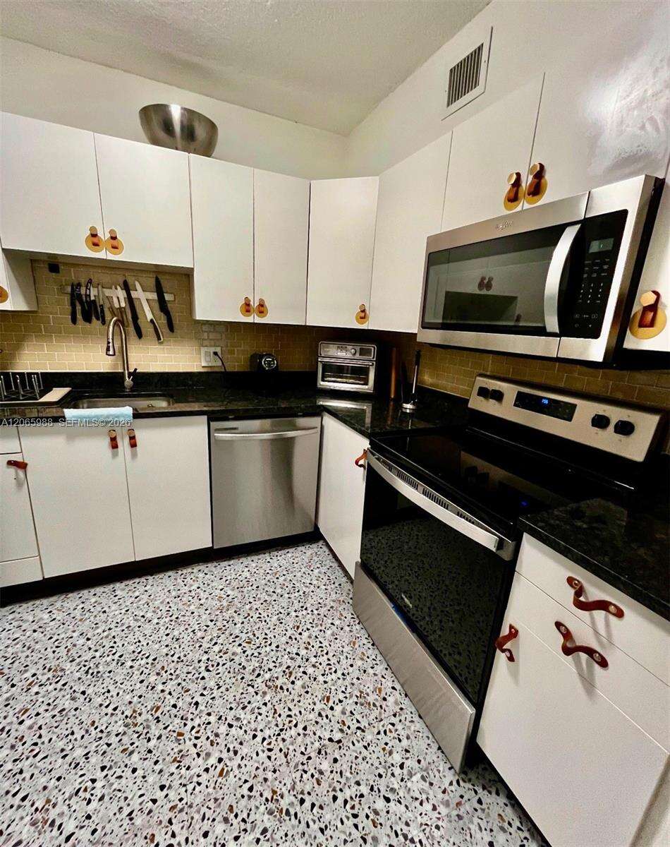King Cole at 900 Bay Dr, Miami Beach, FL 33141 - For Rent photo 20