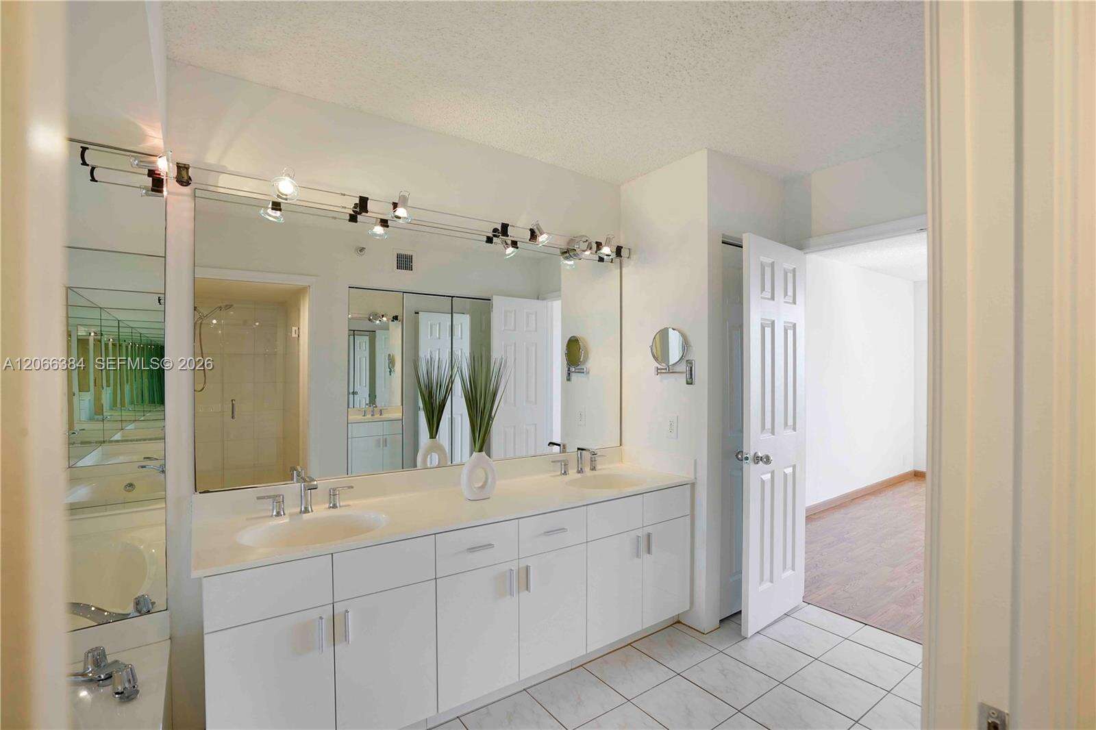 Mystic Pointe Tower 500 at 3530 Mystic Pointe Dr, Aventura, FL 33180 - For Rent photo 16
