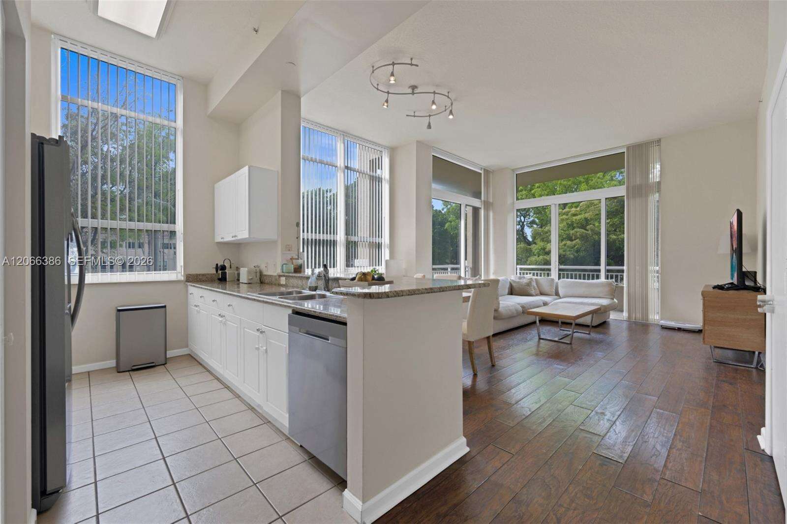 Turnberry On The Green at 19501 Country Club Dr, Aventura, FL 33180 - For Rent photo 4