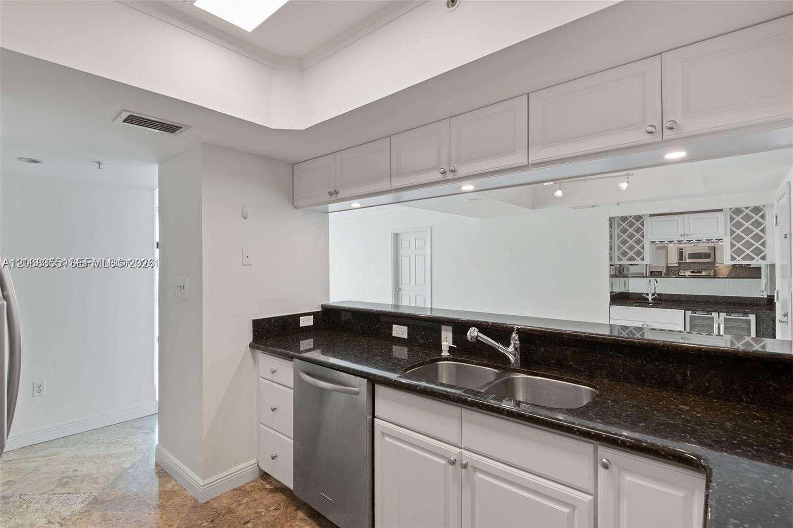 The Floridian at 650 W Ave, Miami Beach, FL 33139 - For Rent photo 6