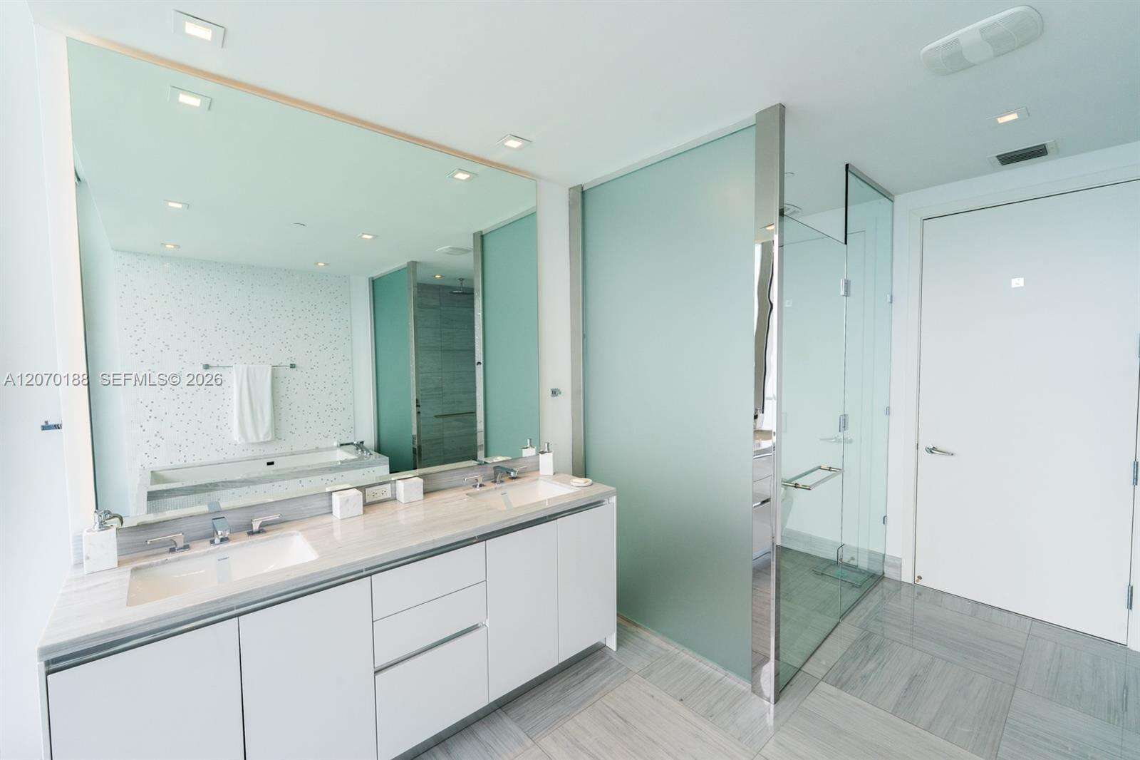 Jade Signature at 16901 Collins Ave, Sunny Isles Beach, FL 33160 - For Rent photo 16