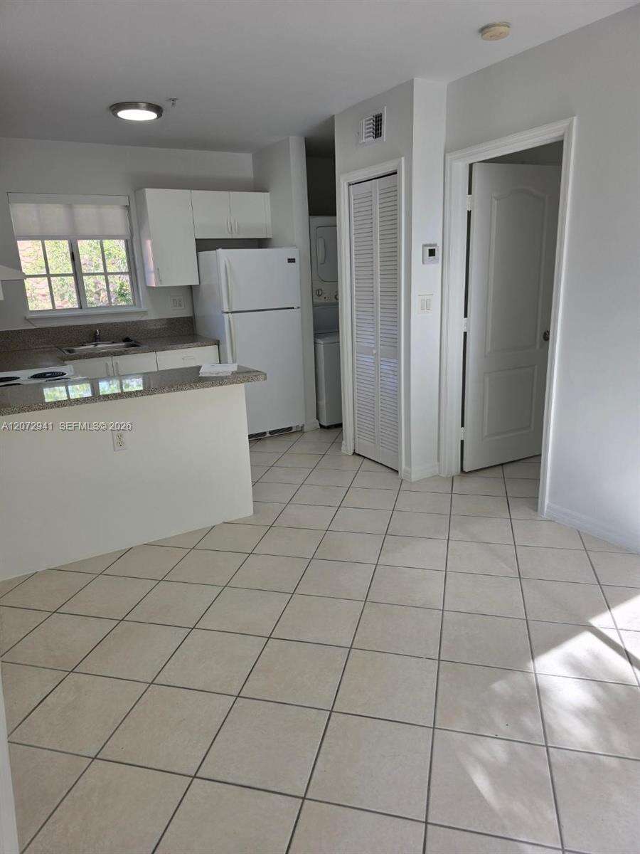 Jackson Peacocks Sub Condos for Sale & Rent | Picture 1