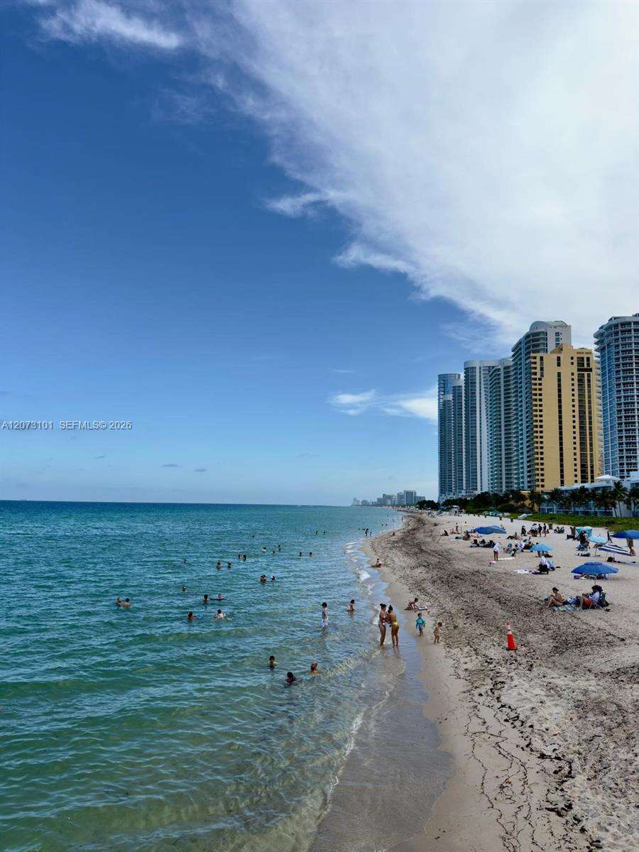 La Perla at 16699 Collins Ave, Sunny Isles Beach, FL 33160 - For Rent photo 4