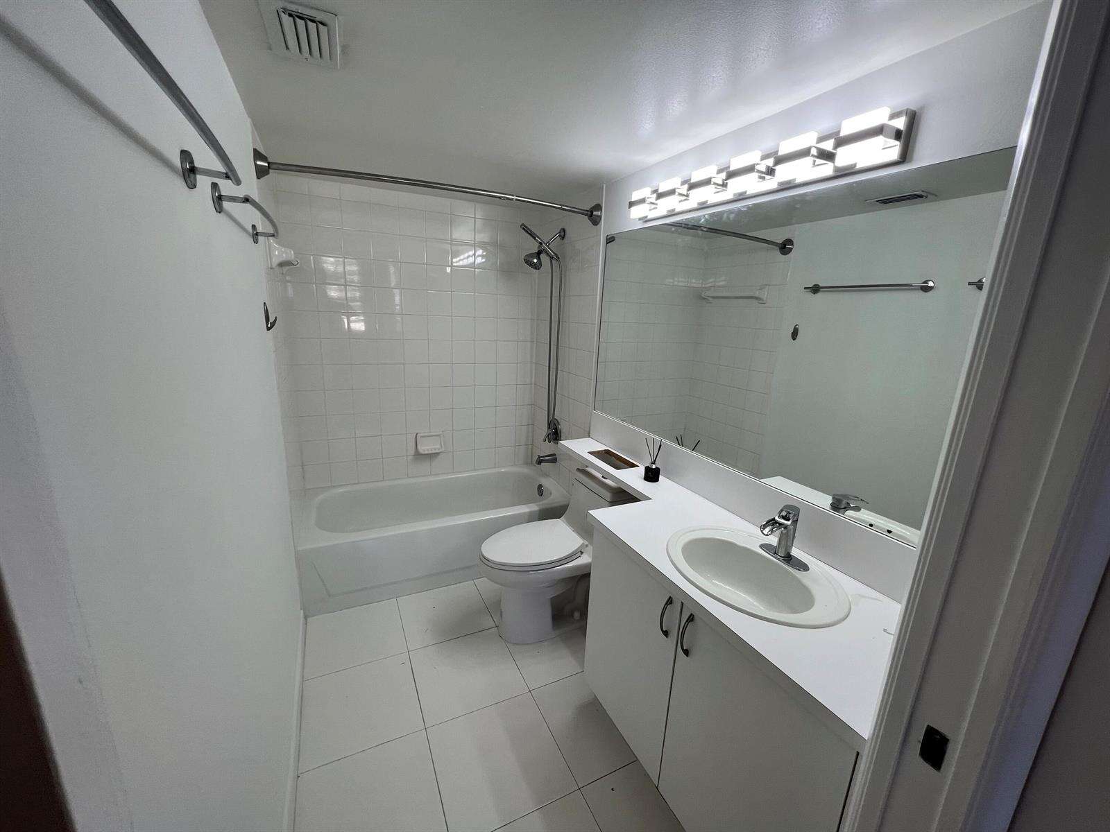 The Yacht Club At Aventura at 19655 Country Club, Aventura, FL 33180 - For Rent photo 17