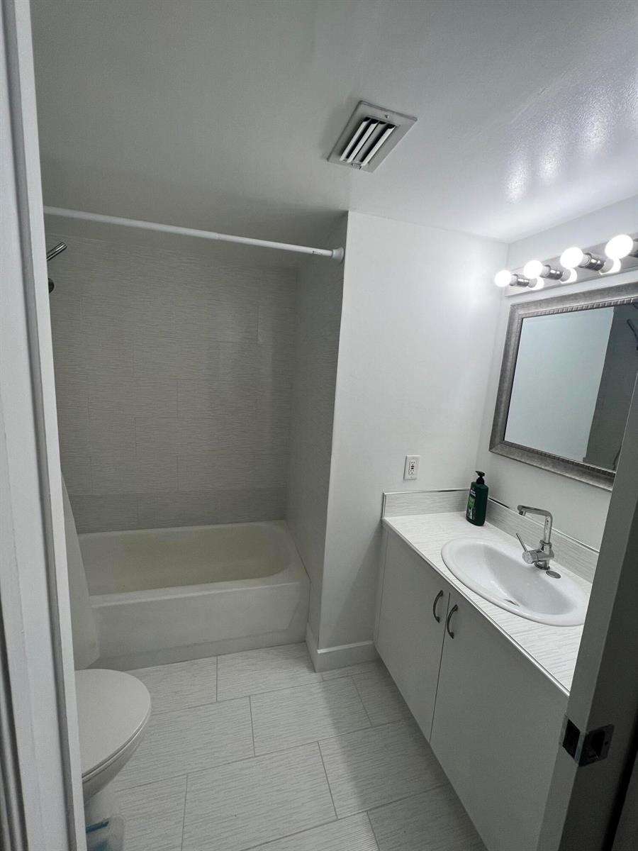 The Yacht Club At Aventura at 19655 Country Club, Aventura, FL 33180 - For Rent photo 8