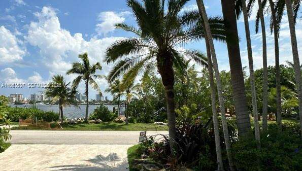 827 Southlake Dr, Hollywood, FL 33019 | Picture 2