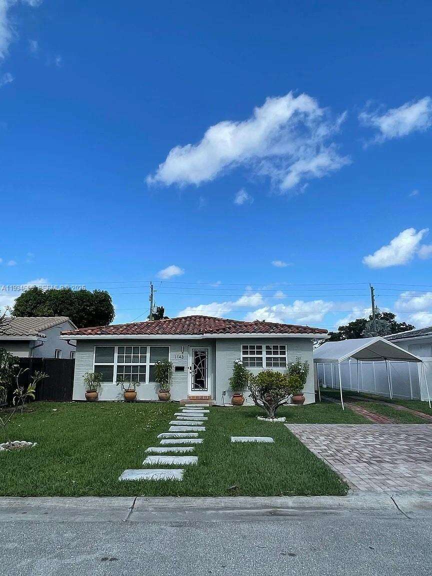 1143 Lincoln St, Hollywood, FL 33019 - For Rent photo 2