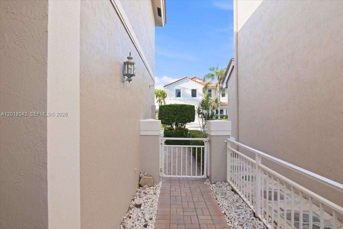 1135 Oysterwood St, Hollywood, FL 33019 - For Rent photo 6