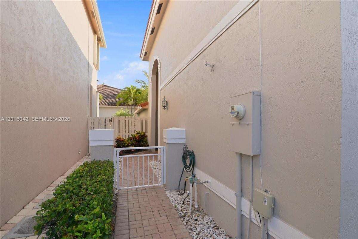 1135 Oysterwood St, Hollywood, FL 33019 - For Rent photo 7