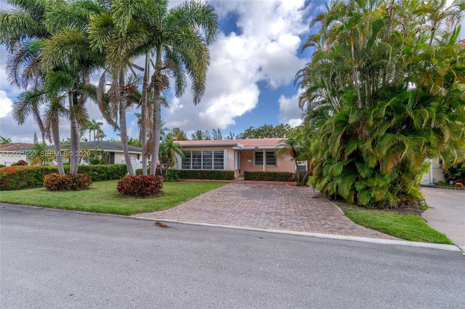 947 Lincoln St, Hollywood, FL 33019 - For Rent photo 1