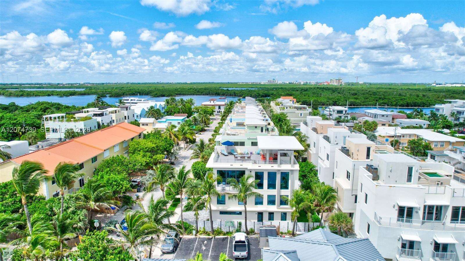 305 Oak St, Hollywood, FL 33019 - For Rent photo 8