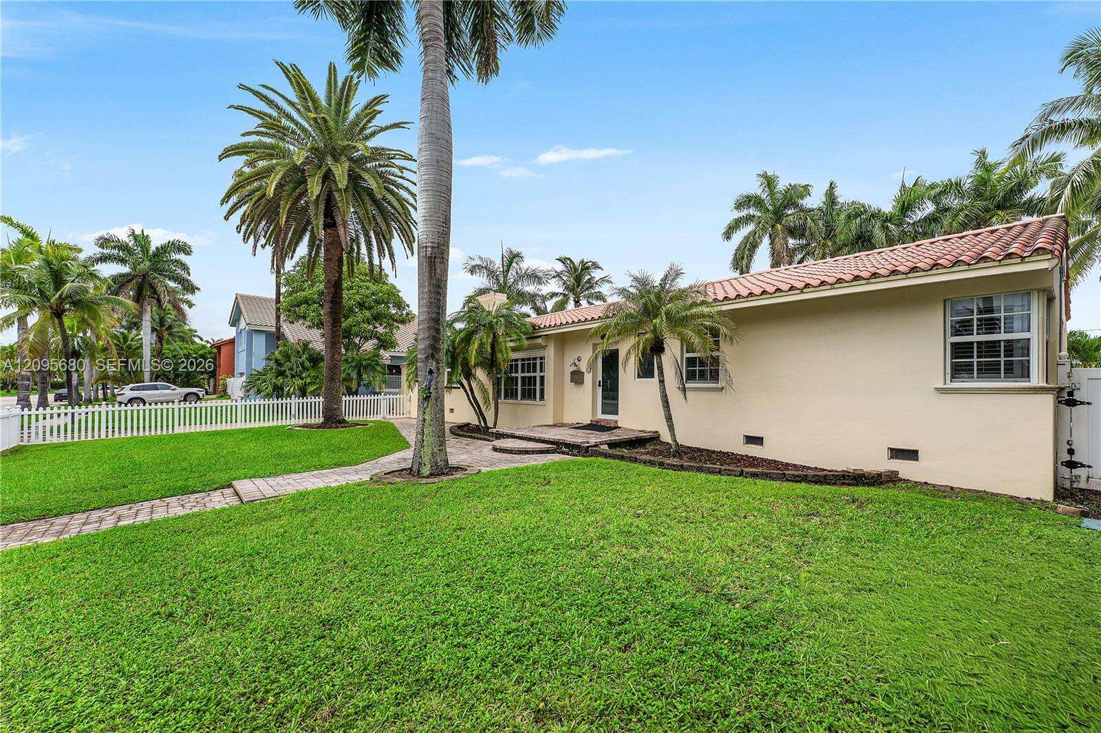 711 Tyler St, Hollywood, FL 33019 - For Rent photo 2