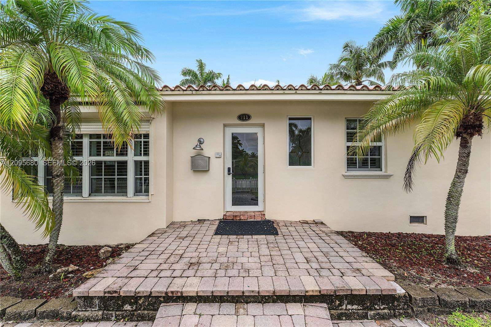 711 Tyler St, Hollywood, FL 33019 - For Rent photo 4
