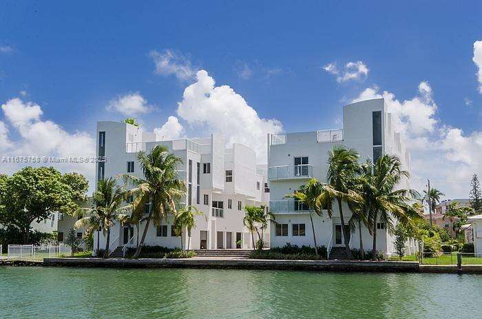 42 Normandy Waterway Sub Condos for Sale & Rent | Picture 1